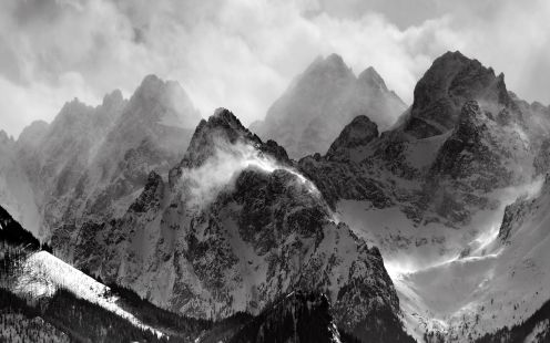 Misty mountains black and white wallpaper